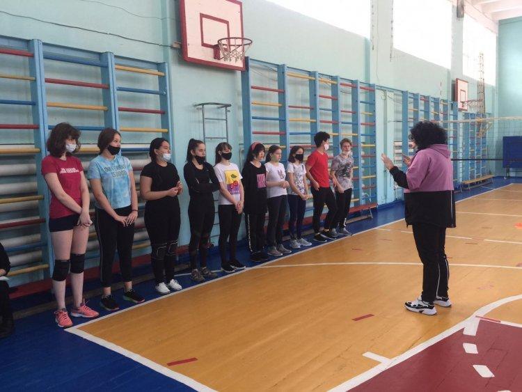 Спортивные состязания в эстафетах и в волейболе
