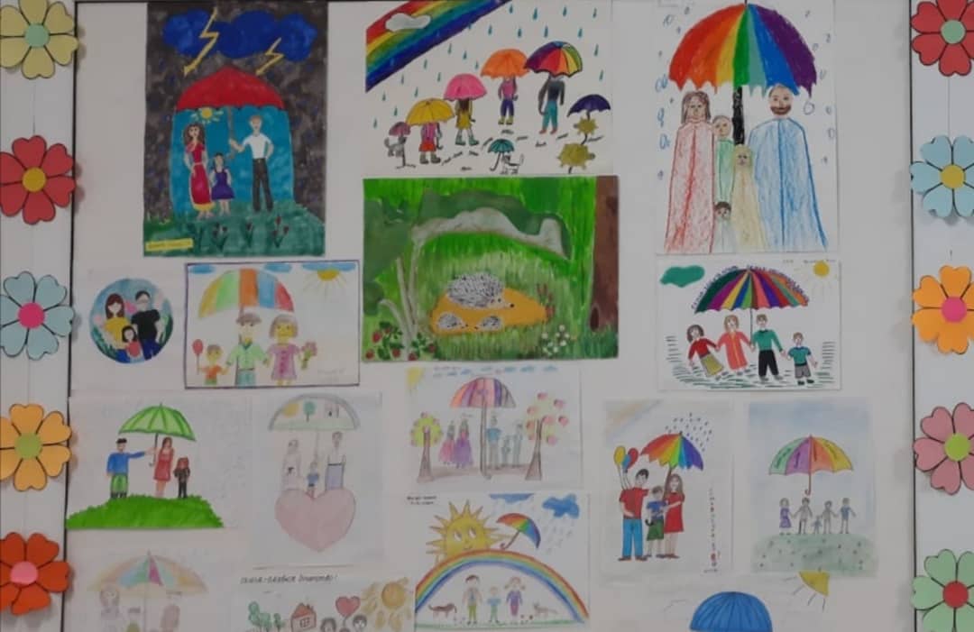 Выставка рисунков "Под добрым зонтиком семьи"